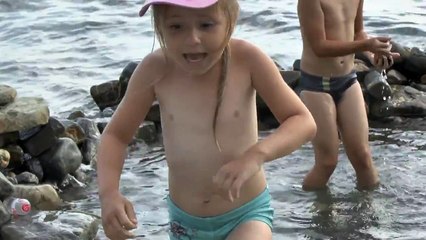 VLOG Дети купаются на диком пляже Черное море 2015 | Children bathe in the wild beach Sea Russian