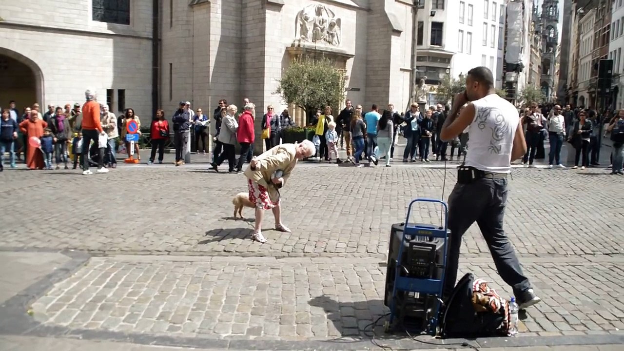 Une vieille dame se lâche sur du beatbox .