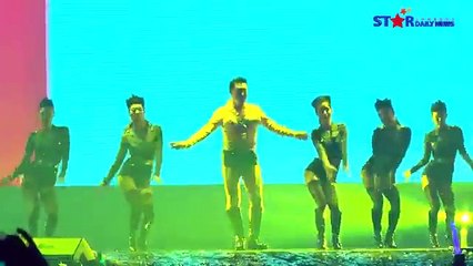 PSY'den Bir Garip Sahne Performansı_ Göğsünde Fişek Yaktı!