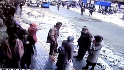 Rize'de Yolda Yürüyen İnsanların Üzerine Düşen 'Devasa' Kar Kütlesi