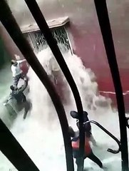 Sağanak Yağış Sonucu Sular Altında Kalan Evdekileri Kurtarmak İçin Mahalle Seferber Oldu