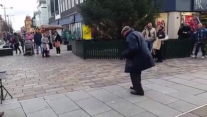 Saksafon Eşliğinde Sokakta Dans Eden Tontiş Amca Sevimliliği Diye Bir Şey Var!