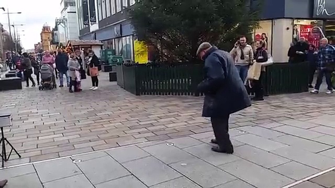 Saksafon Eşliğinde Sokakta Dans Eden Tontiş Amca Sevimliliği Diye Bir Şey Var!