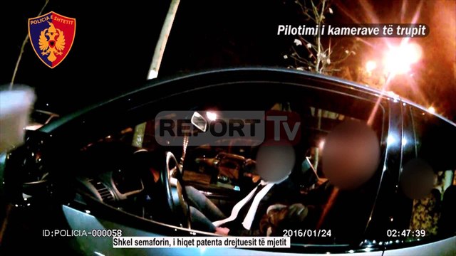 Report TV - Shoferi me të kuqe i bën të 'fortin' policit: S'ke shance, mos më acaro....