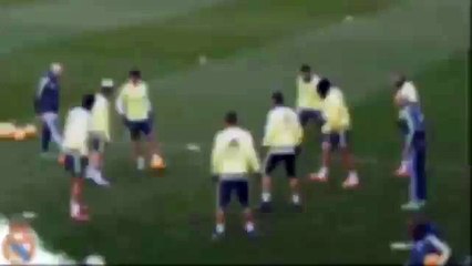 Cristiano Ronaldo intenta hacer un caño a Zidane