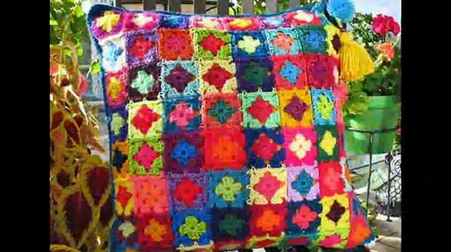 Симпатичные вязаные крючком подушки на диван