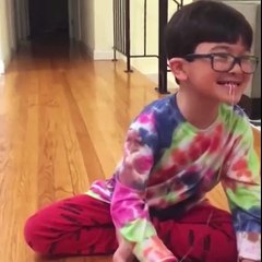 Voici une façon créative d'arracher une dent qui tombe à un enfant