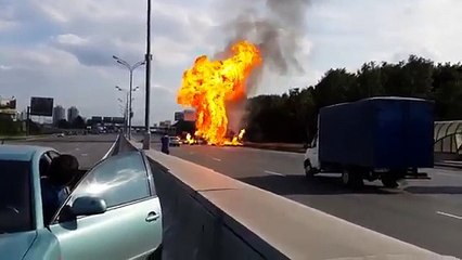 ▶ Fuertes explosiones en un incendio en carretera