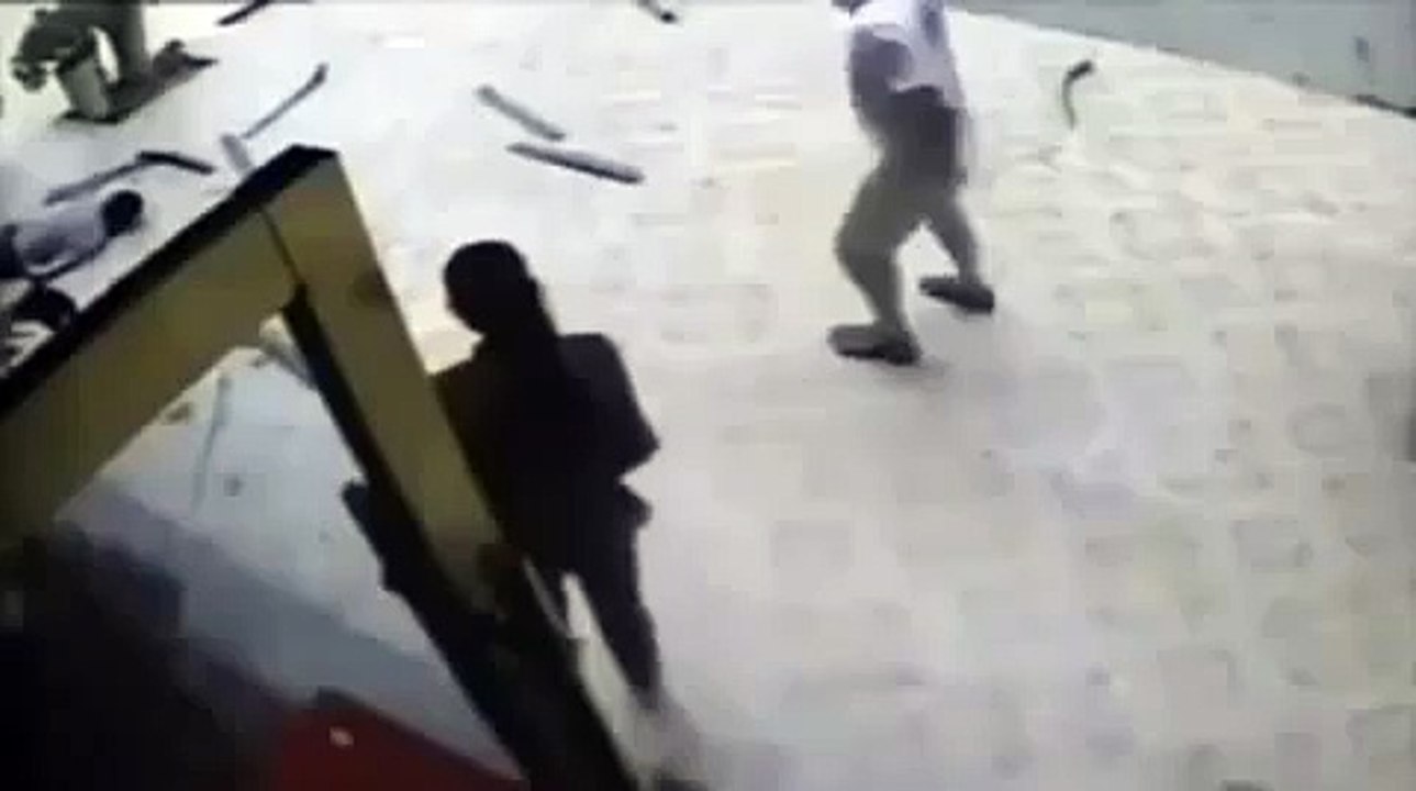 ▶ Hombre se estrella con un cristal