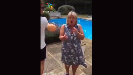 Il n’arrête pas de jeter des oeufs à sa mère