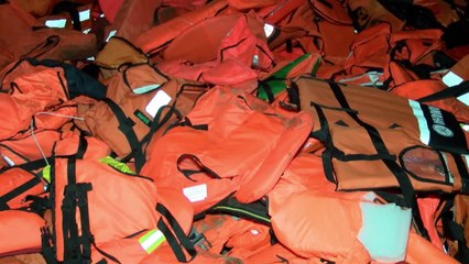 Ai Weiwei couvre de gilets de sauvetage la Konzerthaus de Berlin