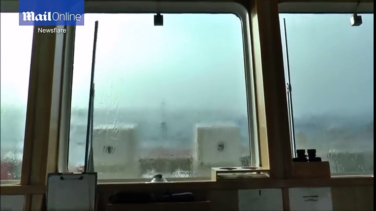 Navire en pleine tempête en mer du Nord - Vent à plus de 220km/h et creux de 20m