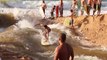 Des surfeurs créent une vague artificielle sur une plage à Hawaï