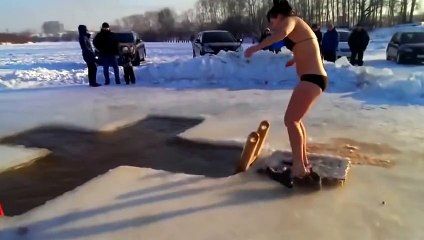 Девушка впервые решила окунуться в проруби РЖАКА!!!)