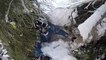 La séquence terrifiante d'un père qui sauve son fils enseveli vivant sous la neige