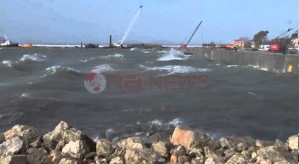 Vlorë, Moti i keq pezullon për 48 orë trafikun detar- Ora News-