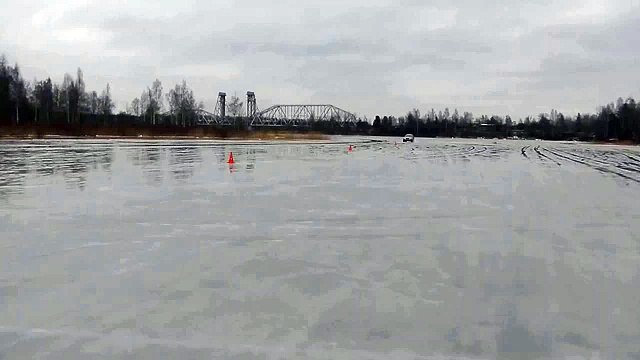 Экстремальное вождение на льду скольжение управляемый занос дрифт управление автомобилем Вольво