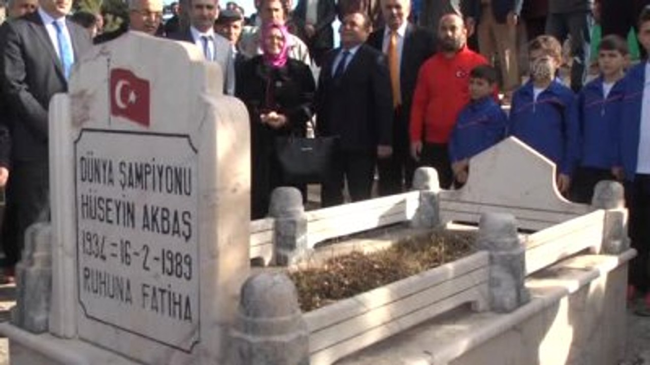 Dünya Şampiyonu Milli Güreşçi Akbaş Anıldı