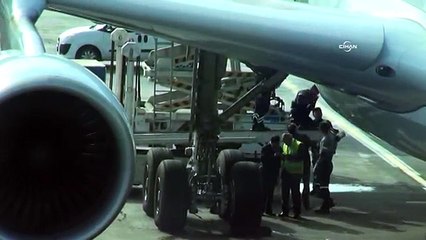 Havaalanında akıl almaz kaza! Uçağa araba çarptı