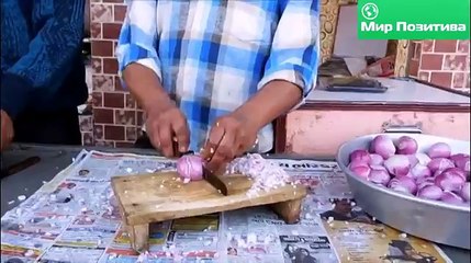 Индус режет лук как Бог!