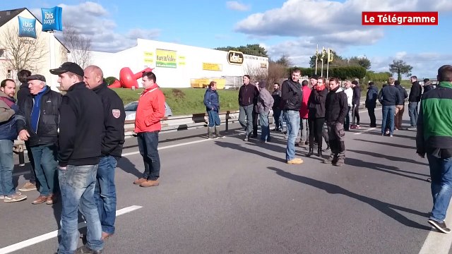Agriculteurs. La RN165 bloquée à Vannes