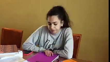 "الطفلة كي تجي تقرا"