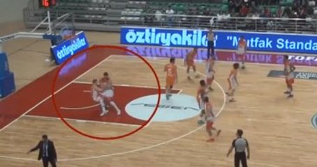 Basketbol Maçında Atılan Dirsek İzleyenleri Şoke Etti