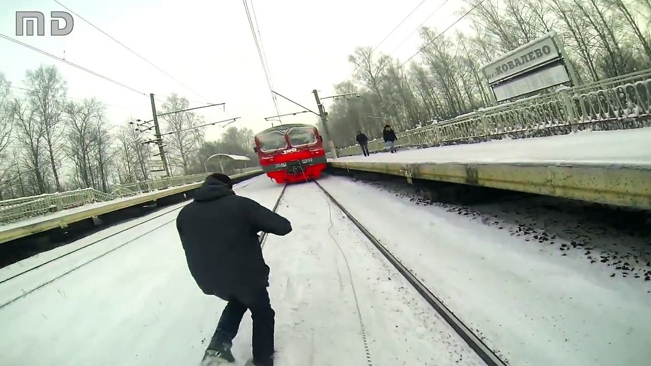 En Russie, un homme s'accroche à un train pour faire du ski - vidéo Dailymotion