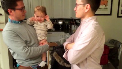 Quand un bébé rencontre le frère jumeau de son père - vidéo Dailymotion