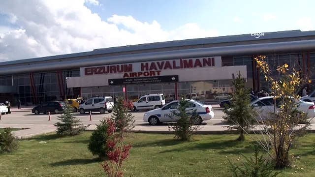Erzurum - İstanbul uçağı, kalkış esnasında kanadını hangara çarptı