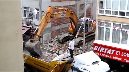 Demir toplayıcı çocukla polisin güldüren diyaloğu