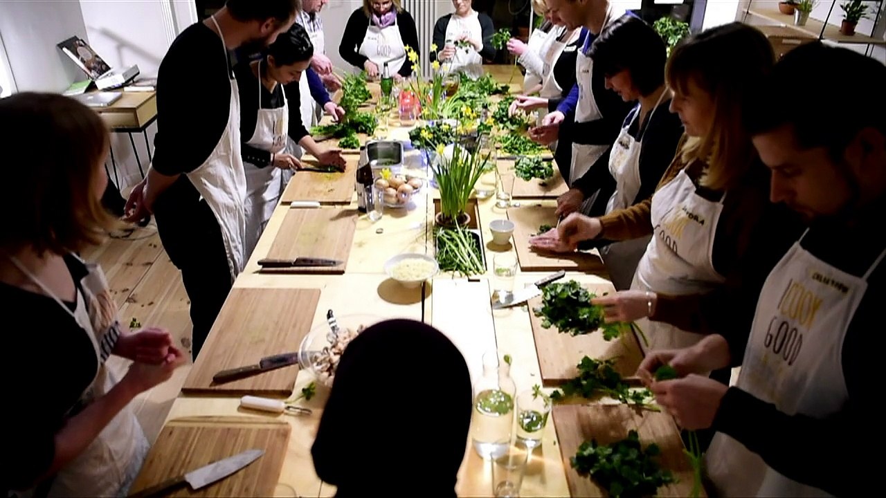 Integration am Herd: Flüchtlinge kochen mit Berlinern