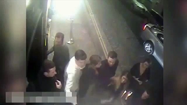 Inghilterra, litiga con gli amici fuori dal bar e li investe con l’auto (720p Full HD)