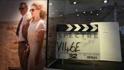 Fotografías, vestuario y el Aston Martin de James Bond, a subasta