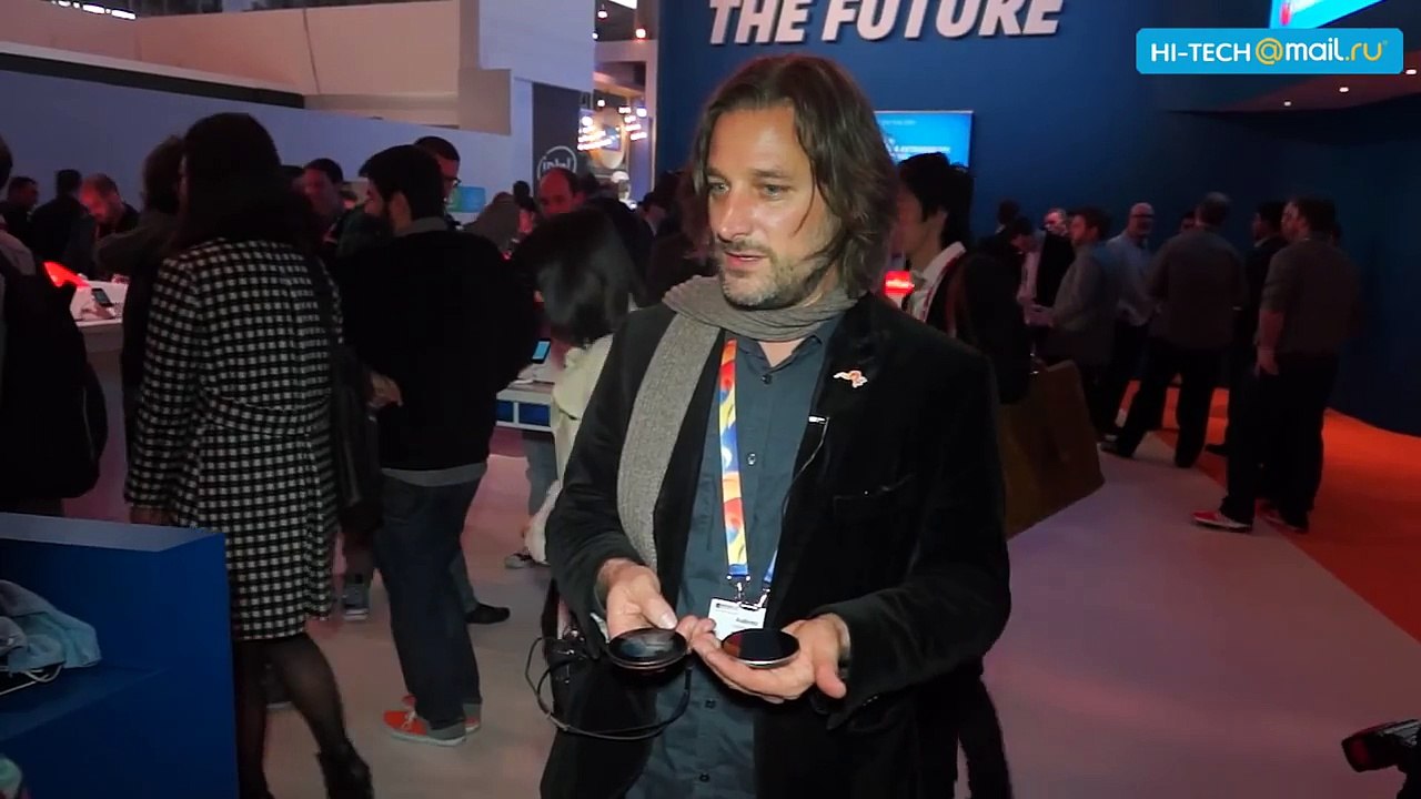 Runcible - уникальный круглый смартфон в деревянном корпусе