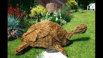 Украшение сада плетеными фигурками