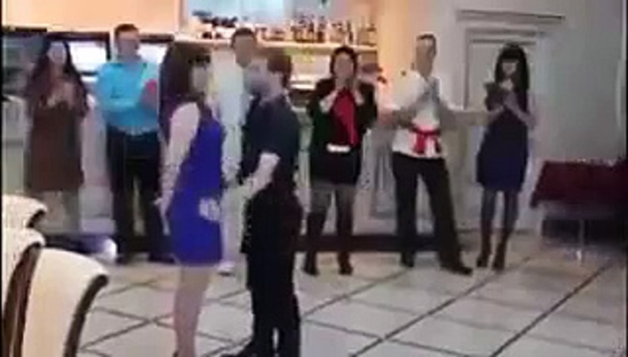 Походу девушка не ожидала такого танца! Вау)