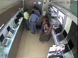 Lady Thief Stealing Laptop Caught In CCTV Footage Must Watch