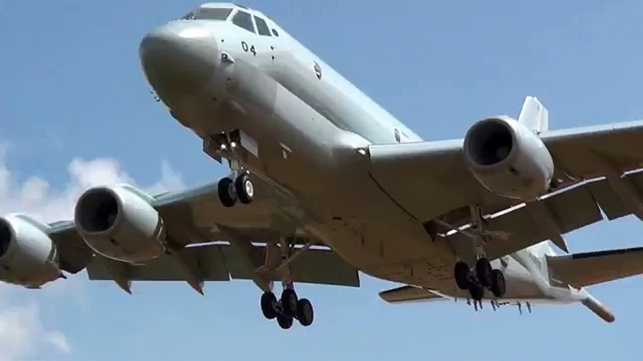 Amazing Military Aircraft Filmed Under The Glide Path.