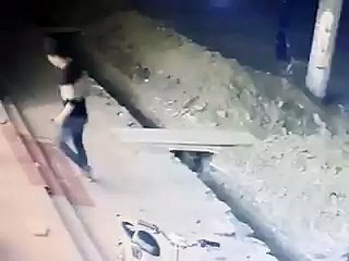 Ivre, il trébuche en rentrant chez lui ...