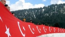 Zirvede şehitler için 150 metrelik Türk bayrağı açıldı