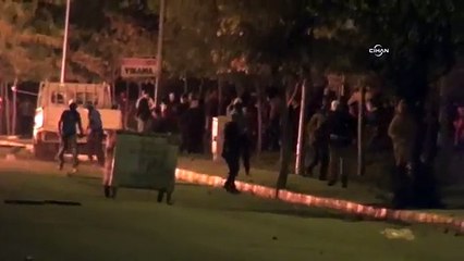 Muş’ta yolları kapatan göstericiler polise taşla saldırdı