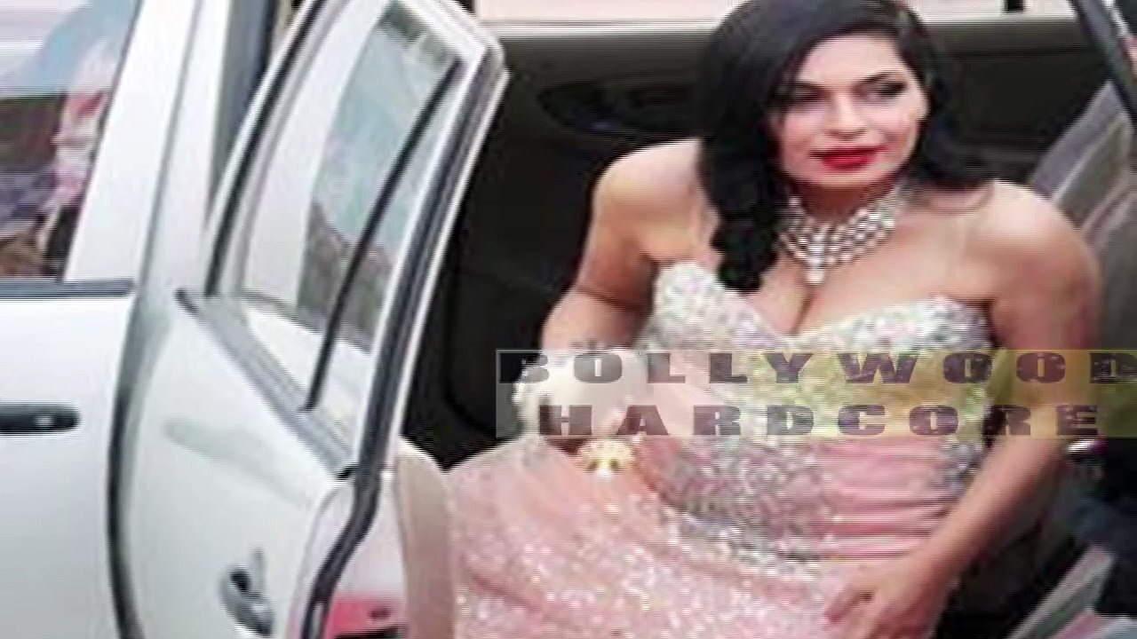 Pakistani Actress Meeras Oops moment at Red Carpet - Wardrobe Malfunction