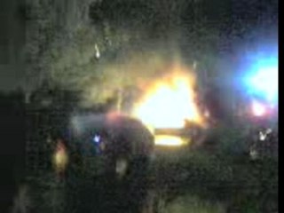 un autre voiture ki crame a la roseraie