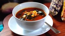 Vea cómo se prepara la sopa de espinacas con flor de calabaza y elote