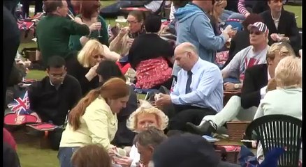 The Diamond Jubilee 2012: Guests enjoy a picnic in the garden at Buckingham Palace