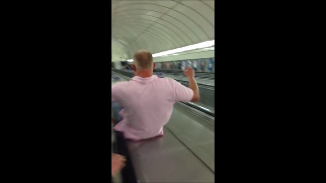 Londres : il fait le con dans un escalator du métro