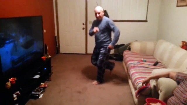 Парень спросил Отец, а ты умеешь танцевать Отец наглядно ответил, да ещё как)))