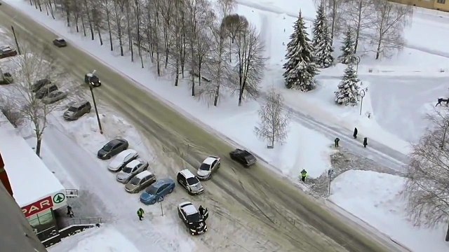 Автобогиня заехала в магазин за тортиком. Пипец, как так можно