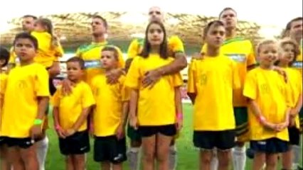 لاعب يتحرش بفتاة صغيرة أمام الكاميرا